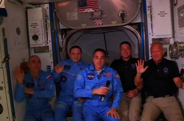 „Crew Dragon“ įgula įžengė į TKS