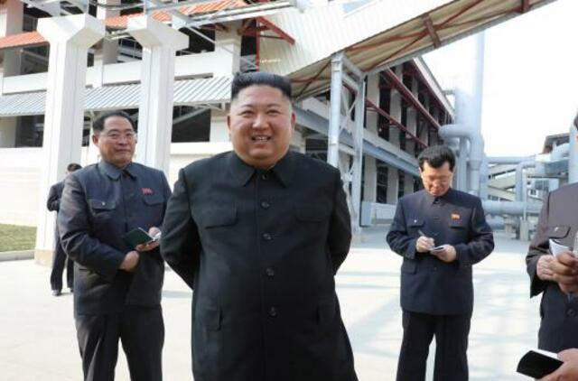 Šiaurės Korėjos lyderis vėl pasirodė po savaites trukusių spėlionių apie jo sveikatą