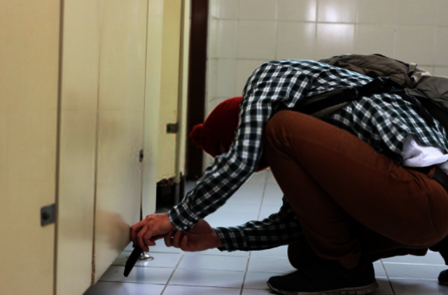 Teismas: bandymas slapta filmuoti persirengimo kabinoje kitą asmenį baudžiamosios atsakomybės neužtraukia