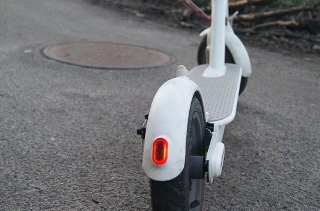 Partrenkti elektriniu paspirtuku važiavę vaikai