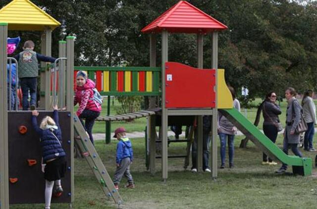 Vaikų žaidimų aikštelėse vėl gali žaisti kelių šeimų vaikai