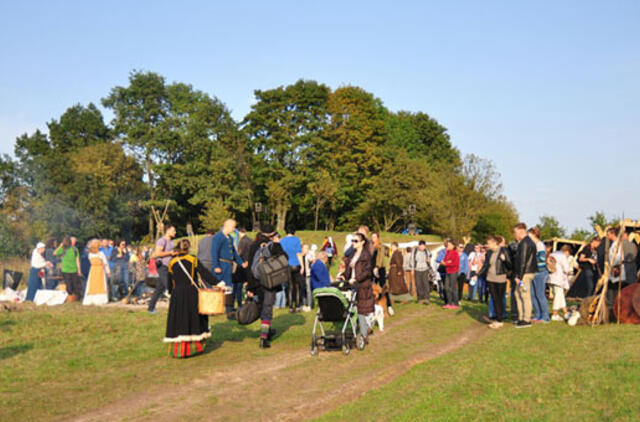 Žardės piliakalnis: miestas ne tvarko, o griauna