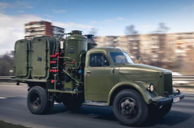 Automobiliai prieš 50 metų: be saugos diržų, užvedimas – kojomis