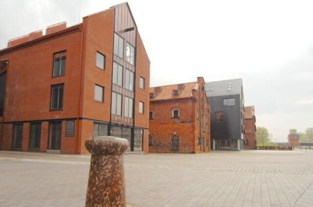 Moters galva įstrigo kavinės pertvaroje