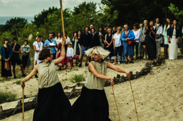 Šokio ir istorijos spektaklis „Užpustyti“ į Nidą sugrįžta birželį