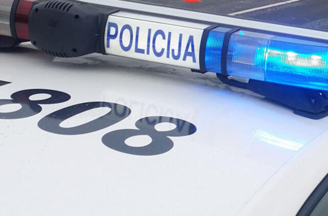 Suvestinė: girta moteris aplamdė 3 automobilius ir trenkėsi į kelio ženklą