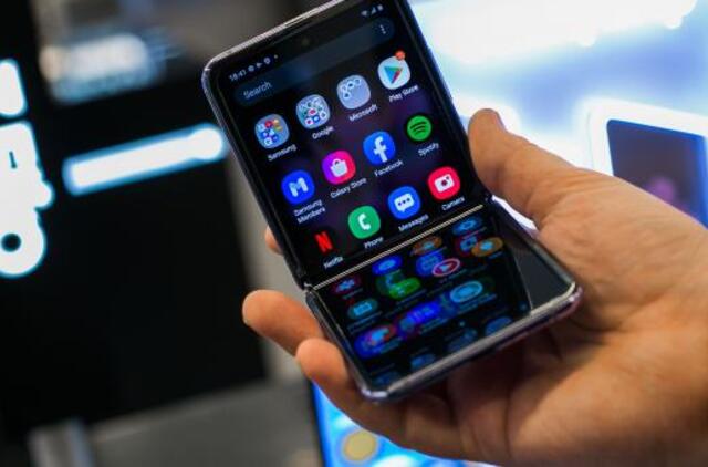 Tobulėjantys išmaniųjų telefonų ekranai: nuo trijų eilučių teksto, iki lankstomo stiklo