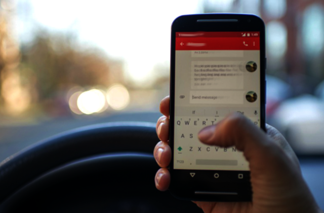 Tyrimas: mobiliuoju telefonu vairuodami naudojasi du trečdaliai Lietuvos gyventojų