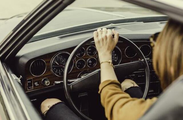 Kelionių lėktuvu atsisakę lietuviai suskubo drausti savo automobilius