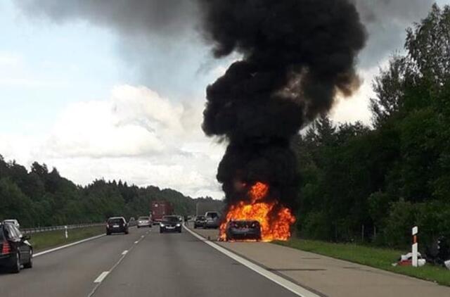 Kelyje Klaipėda–Kaunas užsidegė automobilis