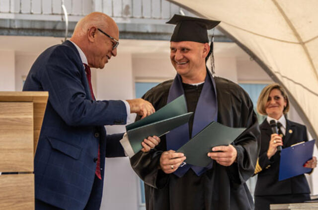 KPA įteikė stipendijas absolventams