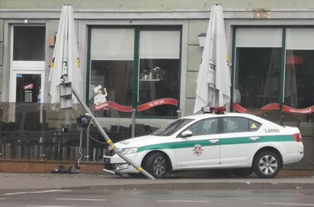 Neringos patruliai Klaipėdoje nuvertė šviesoforą