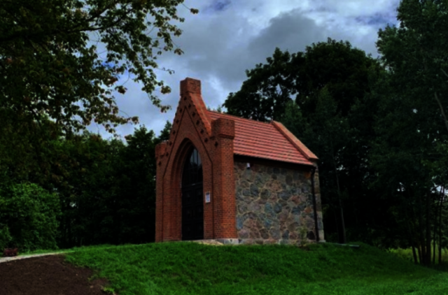 Priekulės seniūnijoje restauruota koplyčia-mauzoliejus