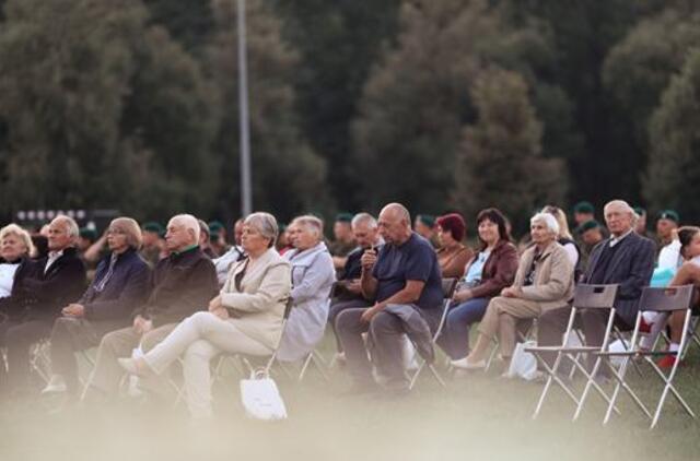 Senjorams karių pasisveikinimas su šūviu iš istorinio pabūklo