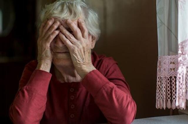 91 metų vilnietė į namus atėjusiam sukčiui atidavė 10 tūkst. eurų