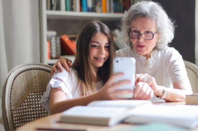 „TikTok“: kaip socialiniu tinklu naudotis išmokyti savo mamą ar tėtį?