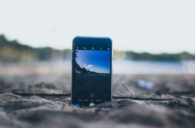 Vasara įsibėgėjo: kaip apsaugoti savo telefoną nuo karščio, smėlio, vandens ir mikrobų?