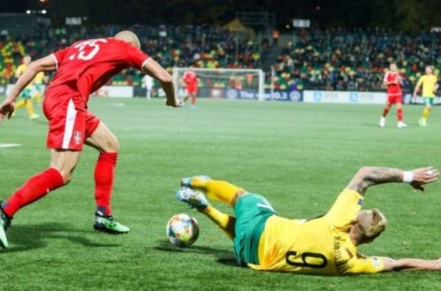 Futbolininkams už tyčinį apkosėjimą grės išvarymas iš aikštės