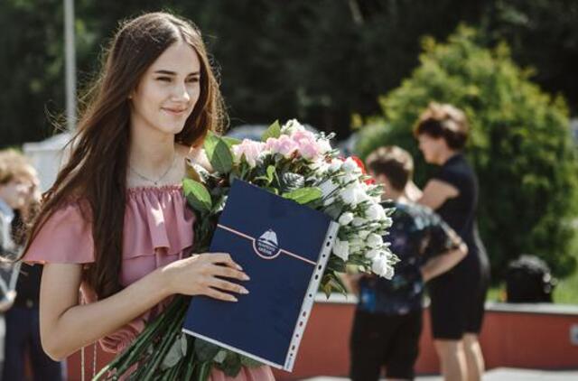 Įteikti brandos atestatai: Klaipėdos licėjaus abiturientai labiausiai dėkoja mokytojams