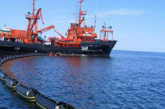 Kariuomenė skuba į pagalbą šalinti pastebėtą teršalų dėmę Baltijos jūroje