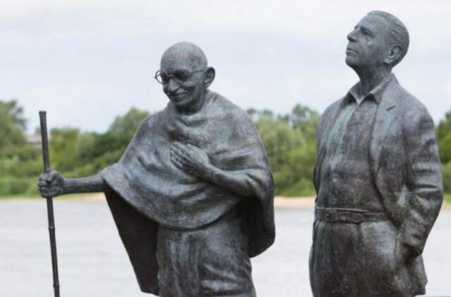 Legendiniai M. Gandhi akiniai parduoti už 288 tūkst. eurų