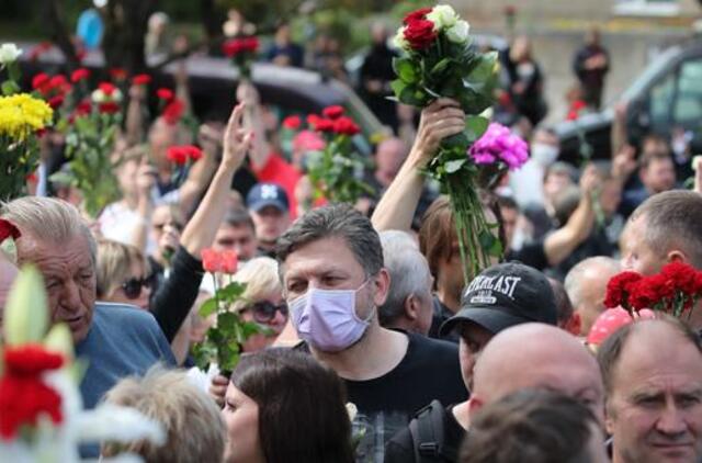 Minske tūkstančiai žmonių atsisveikino su žuvusiu protestuotoju