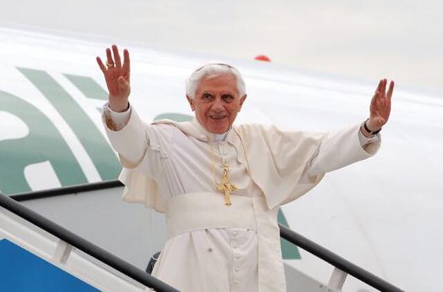 Popiežius emeritas Benediktas XVI susirgo, jis yra „labai silpnas“