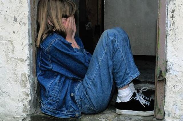 Globėjas mažametes ir nepilnametes globotines žagino ir prievartavo 