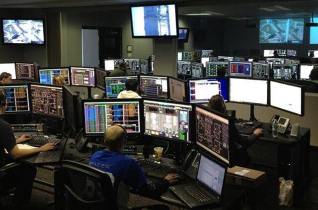 „SpaceX“ pilotuojamas erdvėlaivis saugiai sugrįžo į Žemę po istorinės misijos