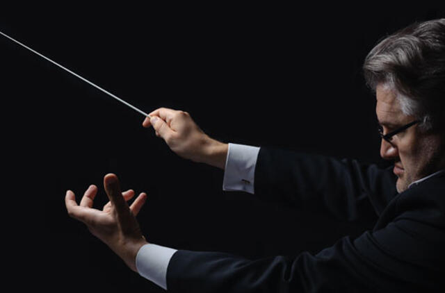 Dirigentas T. Ambrozaitis – apie paveikslus, tapomus natomis ant penklinės