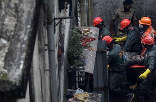 Indijoje sugriuvus pastatui žuvo dešimt žmonių, iki 25 galimai įstrigę griuvėsiuose