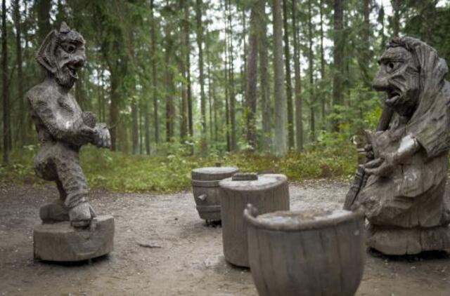 Juodkrantės Raganų kalno skulptūroms – daugiau specialistų dėmesio