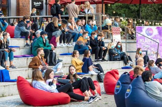 Mokys jaunimą politinio raštingumo