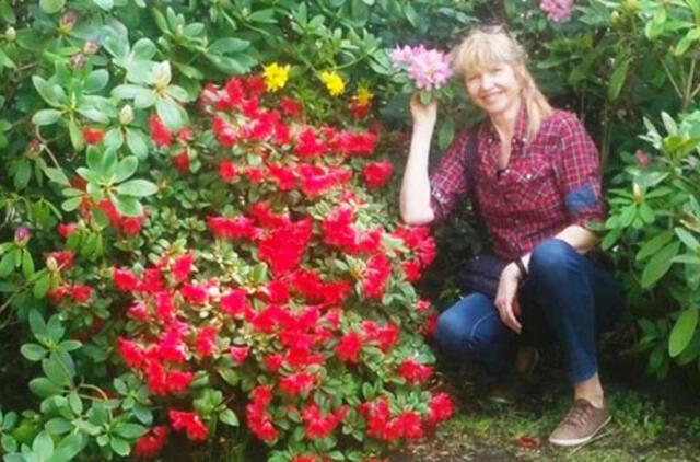 Tautodailininkė, tramdanti vilną