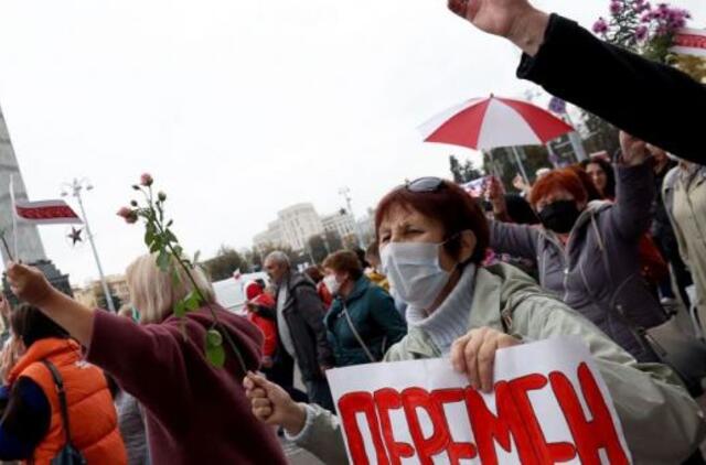 Baltarusijos milicija grasina panaudoti prieš protestuotojus kovinius šaudmenis