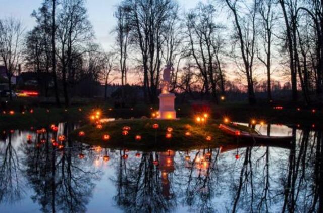COVID-19 koreguoja moliūgų-žibintų fiestą „Mes už šviesą“
