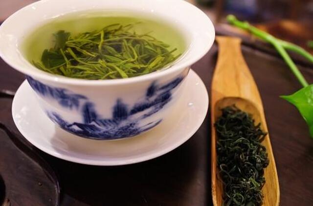 Žalioji arbata kosmetikoje – ir kovojantiems su akne, ir norintiems sustabdyti senėjimą