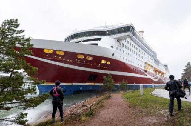 Baltijos jūroje ant seklumos užplaukęs suomių keltas nutemptas, plaukia į uostą