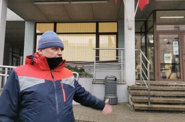 Į kaukės skandalą įsivėlęs plungiškis ir į teismą atėjo be jos