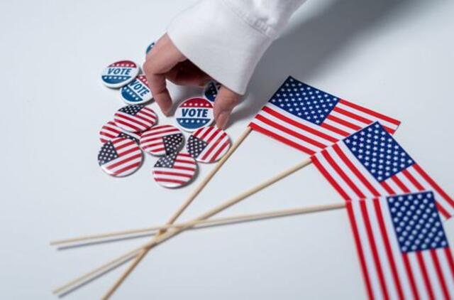 Naujausi duomenys: J. Bidenas užsitikrino 213 rinkikų balsus, D. Trumpas – 138