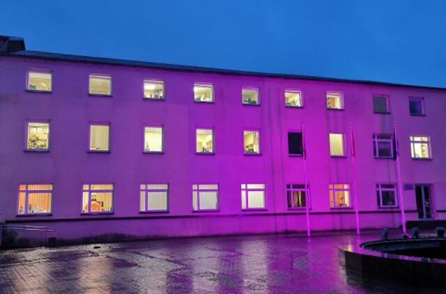 Purpurine spalva nušvisianti Savivaldybė perduoda svarbią žinią