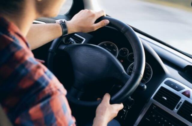 SAM skelbia rekomendacijas vairavimo mokykloms