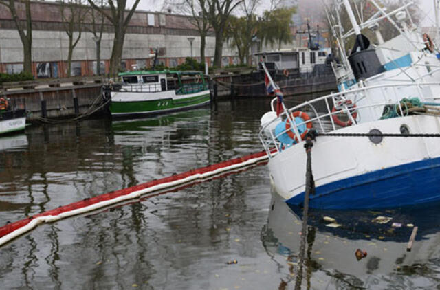 Skendusį laivą ruošiamasi buksyruoti į doką