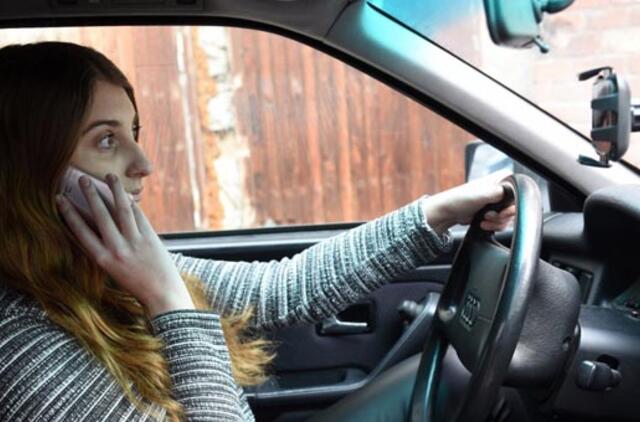 Vairuotojai nepaleidžia iš rankų telefonų