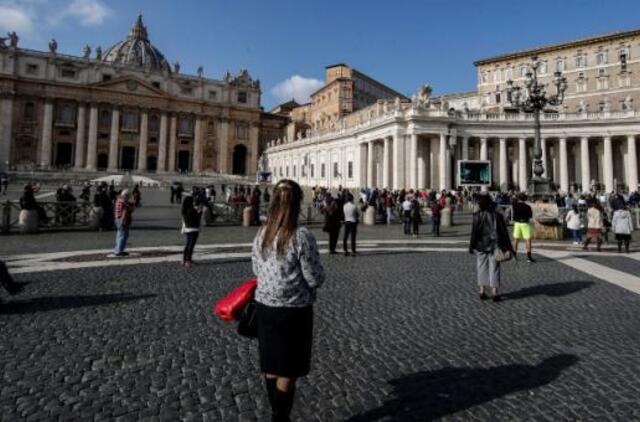 Vatikanas ir „Instagram“ aiškinasi, kaip po brazilų modelio nuotrauka atsirado popiežiaus patiktukas