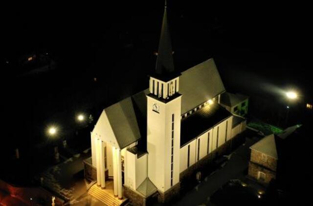 Apšviesta Gargždų Šv. arkangelo Mykolo bažnyčia