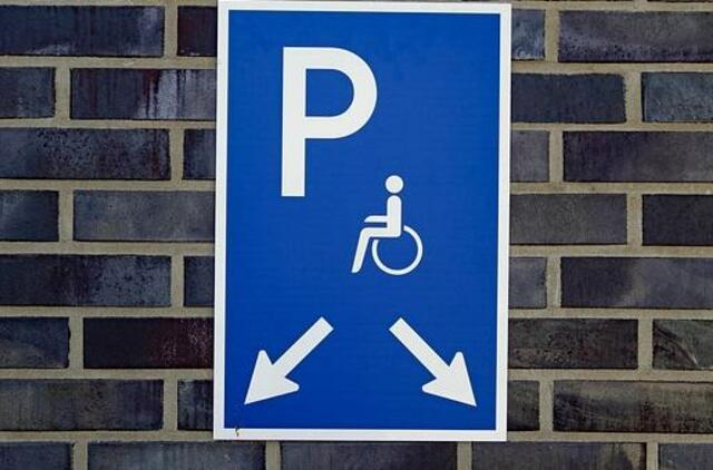 Girtam vandalui užkliuvo neįgaliųjų parkavimo ženklai