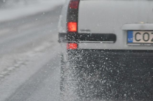 Keliuose yra slidžių ruožų, eismo sąlygos sudėtingos