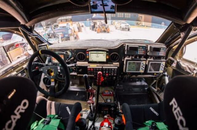Kodėl Dakaro bolide nėra galinio vaizdo veidrodėlio?