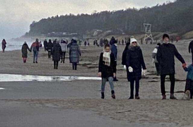 Pajūryje – masė žmonių, dalis jų nedėvi kaukių